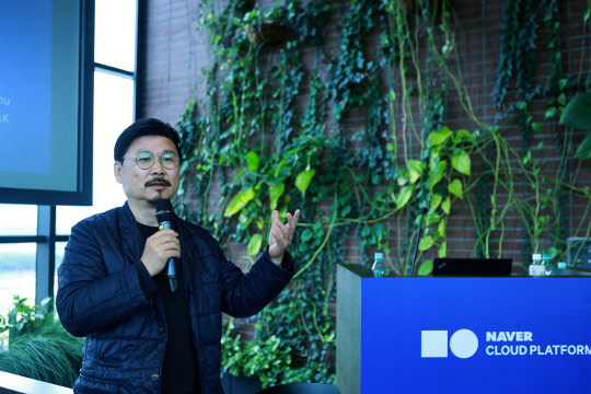 박원기 네이버비즈니스플랫폼(NBP) 대표가 18일 강원도 춘천에 위치한 데이터센터 '각'에서 진행된 테크포럼에서 인사말을 하고 있다.  네이버 제공